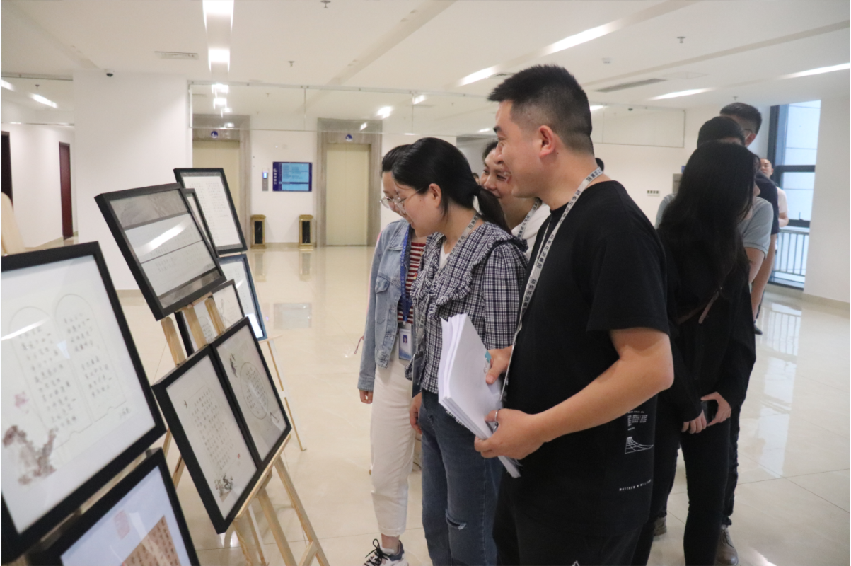 圖為：開投集團展出優秀獲獎作品，干部職工及家屬參觀書法作品，學習廉潔文化.png